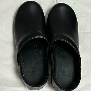 Never wear Dansko Women Professional Clogs shoes Patterned Black Leather 38